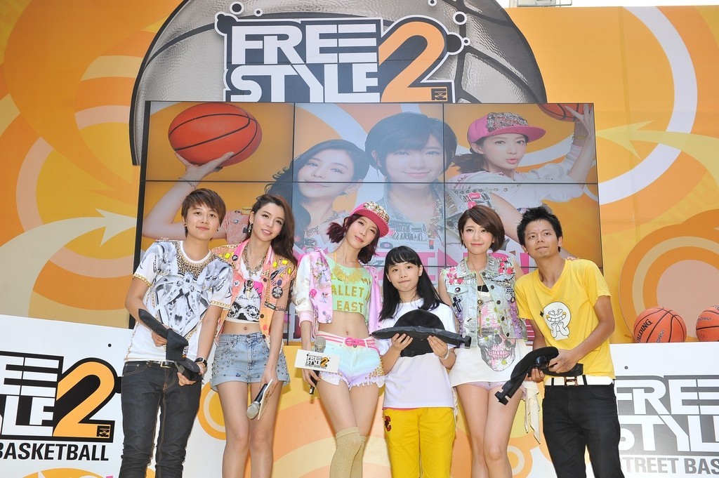 Dream Girls頒獎給三位參與現場《FREE STYLE 2 Online》鬥牛的玩家