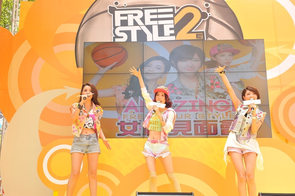《FREE STYLE 2 Online》代言人Dream Girls以一襲街頭嘻哈風裝扮現身，演唱主題曲「Amazing!Freestyle」