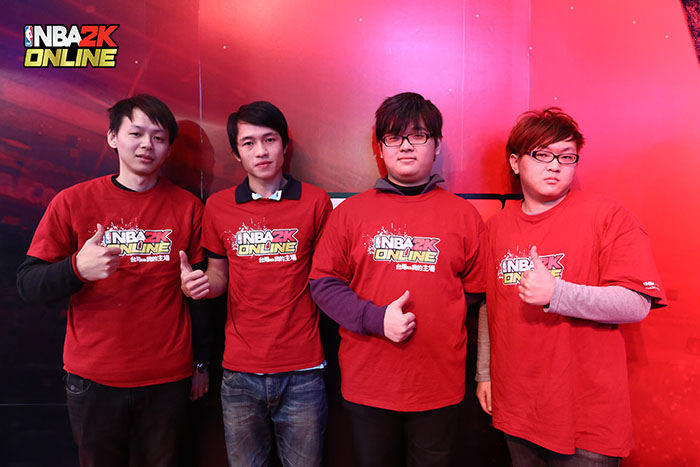 台灣代表隊，左起台灣冠軍陳玉峰、台灣代表隊我們都愛DAB