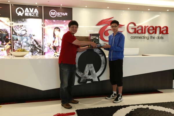 Garena台灣競舞娛樂執行長Retty贈送華碩螢幕、鍵盤等多項好禮，感謝玩家支持。