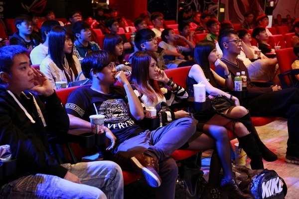 《A.V.A 戰地之王》2014秋季甲組聯賽首度在Garena電子競技館舉行，吸引不少玩家到場觀賞。