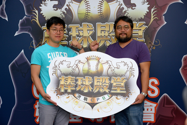 圖02_《棒球殿堂：決戰CPBL》開發團隊PM_林采映（左）及GONGGAMES CEO 孔斗相合影