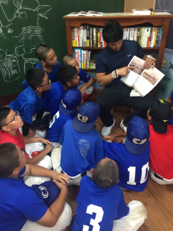 @圖04：職棒球員周思齊推廣棒球不遺餘力，此次棒球閱讀教室計畫也由他發起。